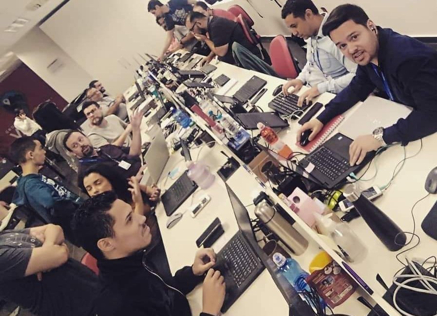 Pessoal ao redor de uma bancada de escritório