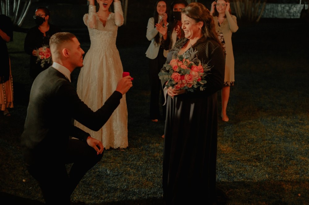 Homem ajoelhado pedindo mulher em casamento