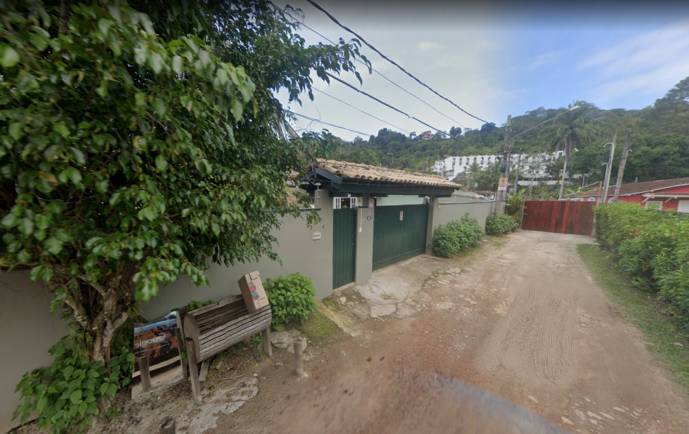 Vista do portão de entrada da casa