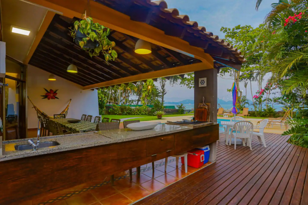 Área externa com bancada com churrasqueira e pia