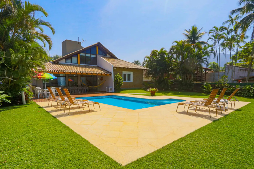 Área externa para frente da casa com piscina