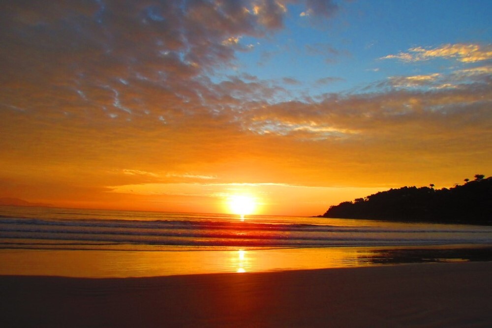 Vista do nascer do sol da praia