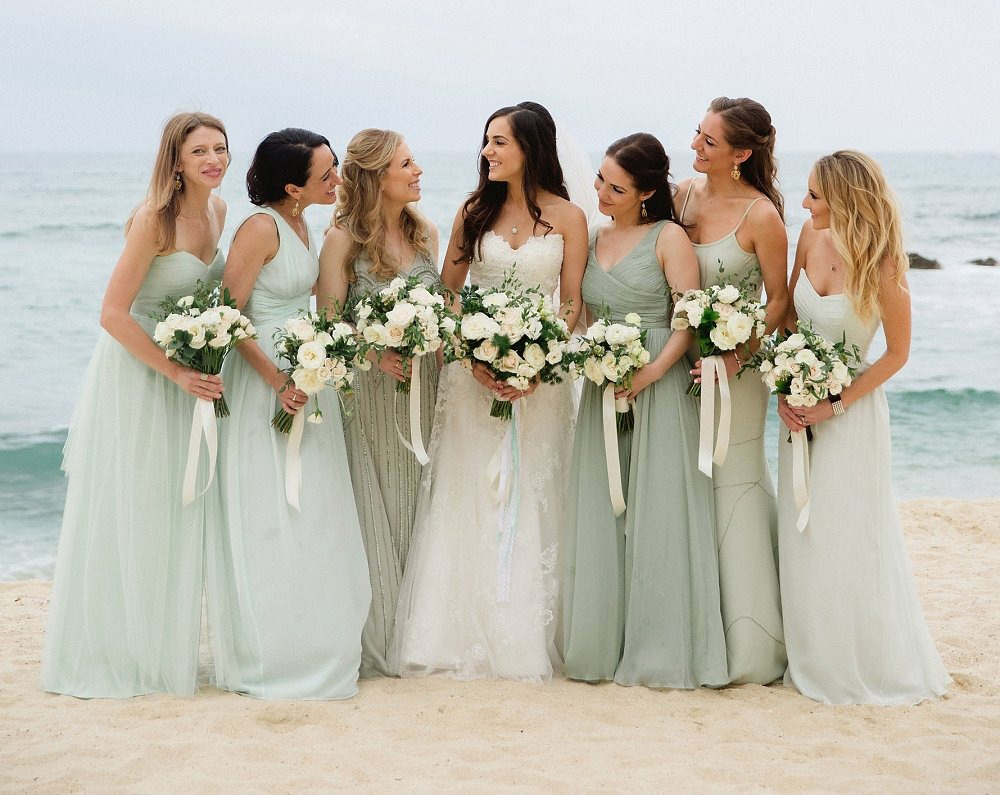 Mulheres na praia pós casamento