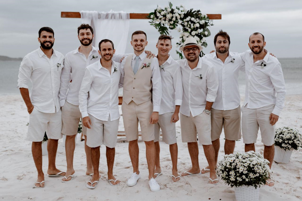 Homens na praia pós casamento