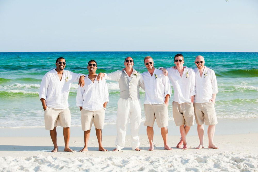 Homens na praia pós casamento